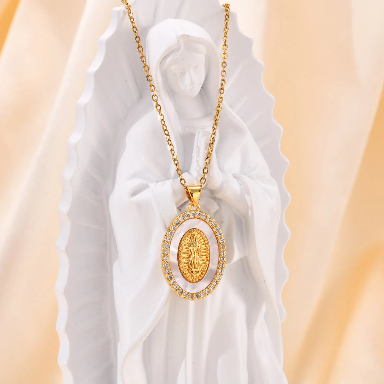Collana con Ciondolo Ovale della Madonna in Oro