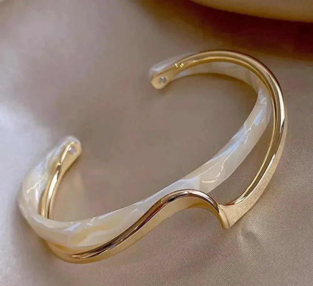 Bracciale elegante in oro con opale bianco